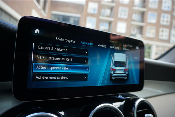 Mercedes-Benz GLC 200 Business Solution Limited | Origineel NL | Panoramadak | Trekhaak | Adaptive + Lane Departure | 360 camera | Apple Carplay | Geperforreerd lederen interieur | AMG sportvelgen
