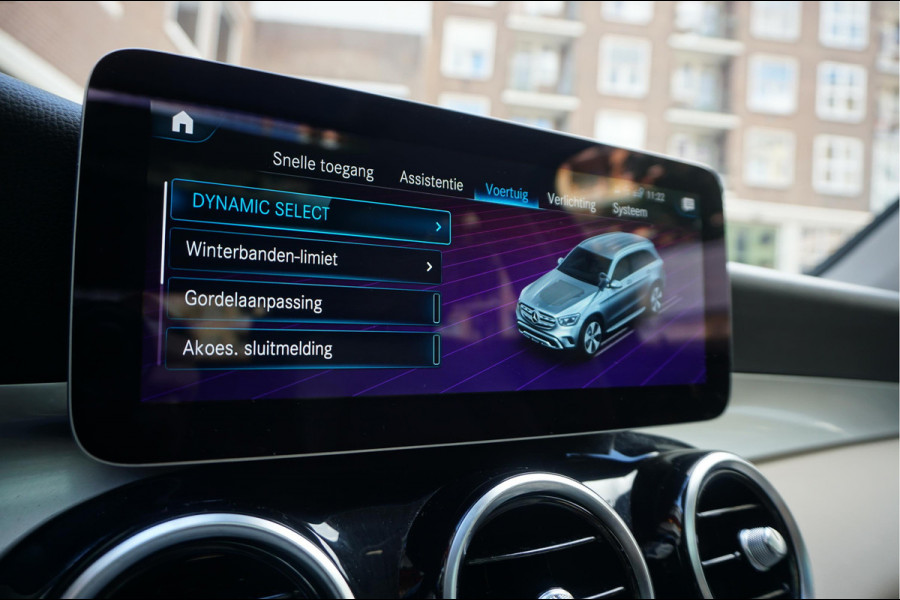Mercedes-Benz GLC 200 Business Solution Limited | Origineel NL | Panoramadak | Trekhaak | Adaptive + Lane Departure | 360 camera | Apple Carplay | Geperforreerd lederen interieur | AMG sportvelgen