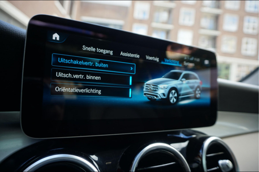 Mercedes-Benz GLC 200 Business Solution Limited | Origineel NL | Panoramadak | Trekhaak | Adaptive + Lane Departure | 360 camera | Apple Carplay | Geperforreerd lederen interieur | AMG sportvelgen