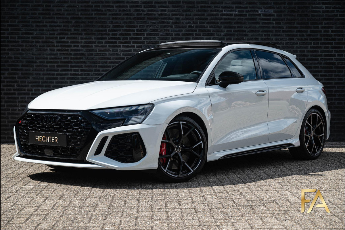 Audi RS3 Sportback 2.5 TFSI quattro Audi RS3 Sportback 2.5 TFSI quattro