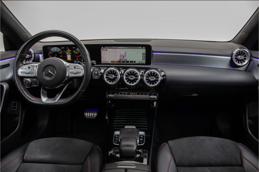 Mercedes-Benz CLA-Klasse 200 AMG Nightpakket, Pano, Widescreen, Sfeerverlichting, Camera, 2019 BTW