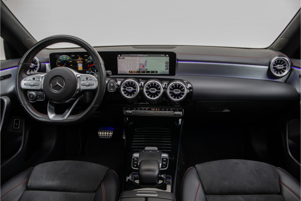 Mercedes-Benz CLA-Klasse 200 AMG Nightpakket, Pano, Widescreen, Sfeerverlichting, Camera, 2019 BTW