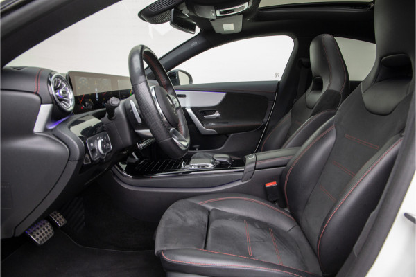 Mercedes-Benz CLA-Klasse 200 AMG Nightpakket, Pano, Widescreen, Sfeerverlichting, Camera, 2019 BTW