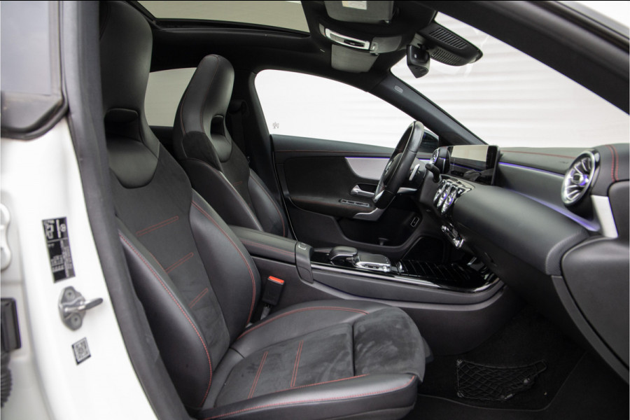 Mercedes-Benz CLA-Klasse 200 AMG Nightpakket, Pano, Widescreen, Sfeerverlichting, Camera, 2019 BTW