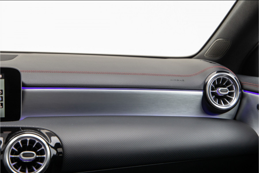 Mercedes-Benz CLA-Klasse 200 AMG Nightpakket, Pano, Widescreen, Sfeerverlichting, Camera, 2019 BTW
