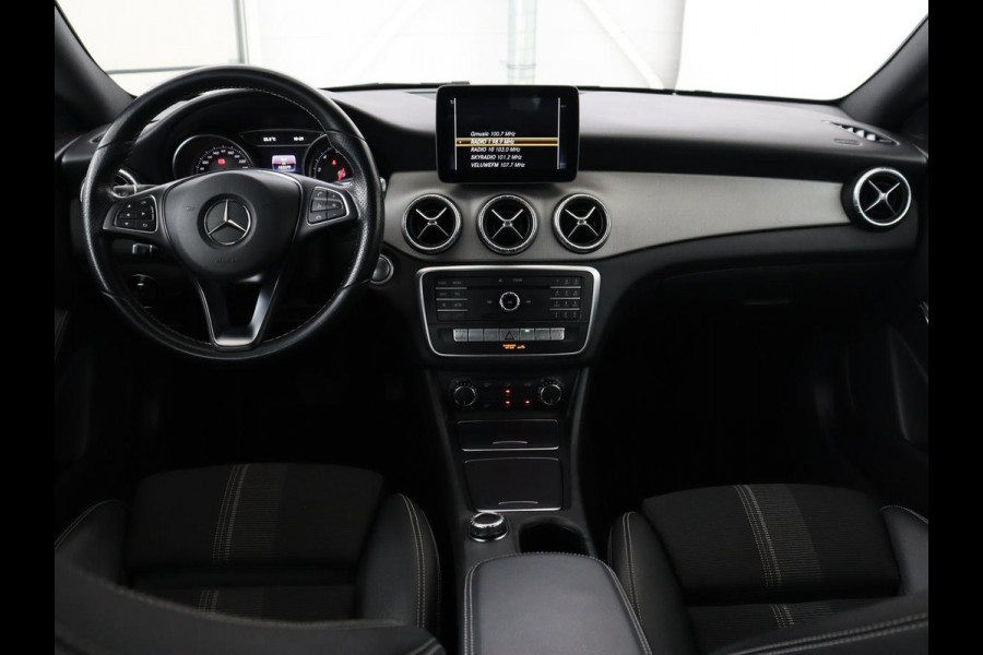 Mercedes-Benz CLA-Klasse 180 Business Edition | Stoelverwarming | Camera | Full LED | Navigatie | Park Assist | Half leder | Airco | Cruise control
