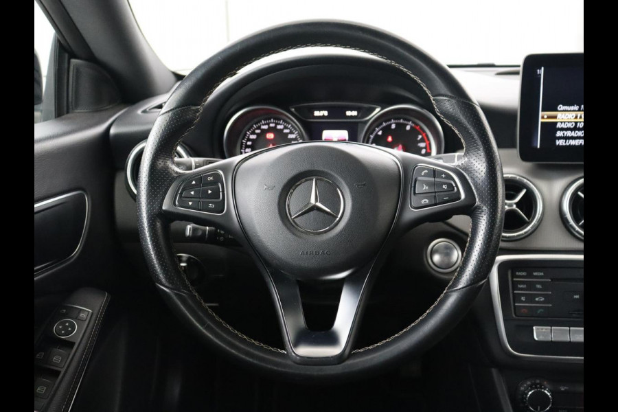 Mercedes-Benz CLA-Klasse 180 Business Edition | Stoelverwarming | Camera | Full LED | Navigatie | Park Assist | Half leder | Airco | Cruise control