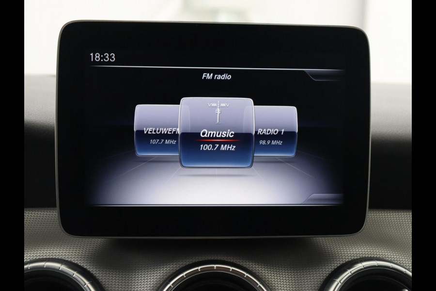 Mercedes-Benz CLA-Klasse 180 Business Edition | Stoelverwarming | Camera | Full LED | Navigatie | Park Assist | Half leder | Airco | Cruise control