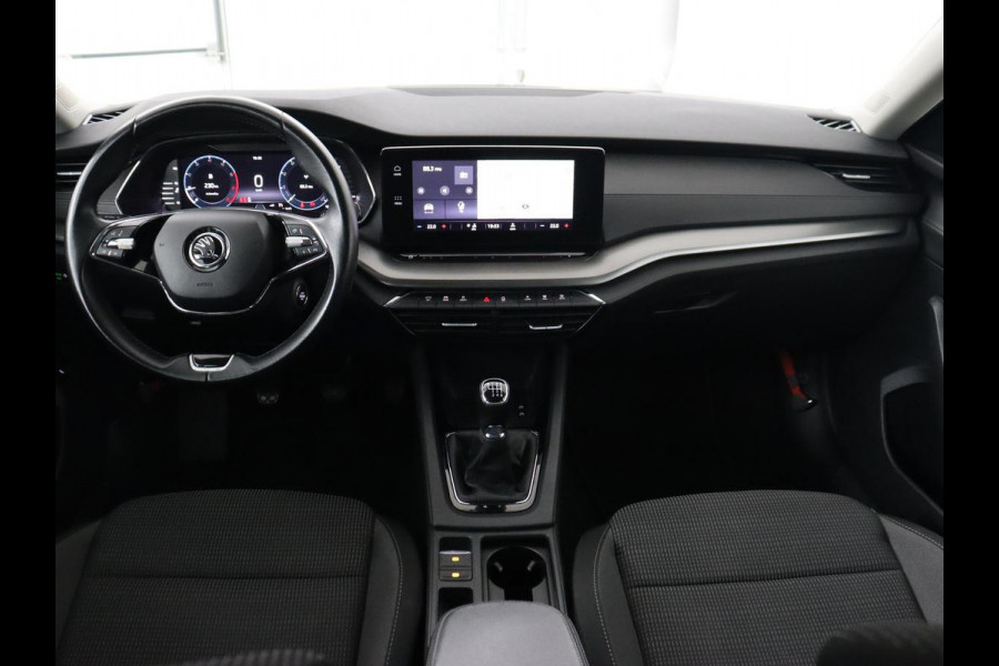 Škoda Octavia 1.0 TSI Business Edition | Camera | Carplay | Navigatie | Full LED | Parkeerhulp | Chrome Pakket | Cruise control | Digital Cockpit | 17'' lichtmetalen velgen
