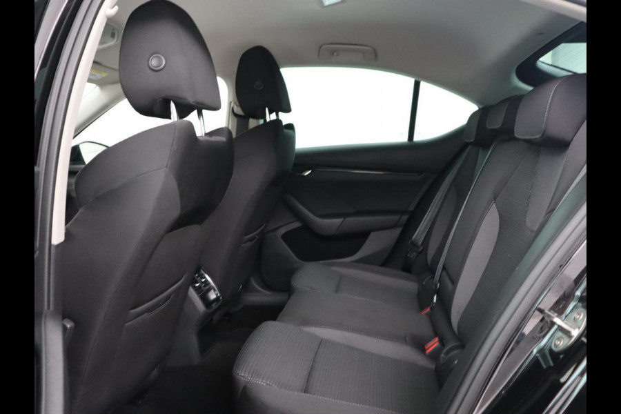 Škoda Octavia 1.0 TSI Business Edition | Camera | Carplay | Navigatie | Full LED | Parkeerhulp | Chrome Pakket | Cruise control | Digital Cockpit | 17'' lichtmetalen velgen