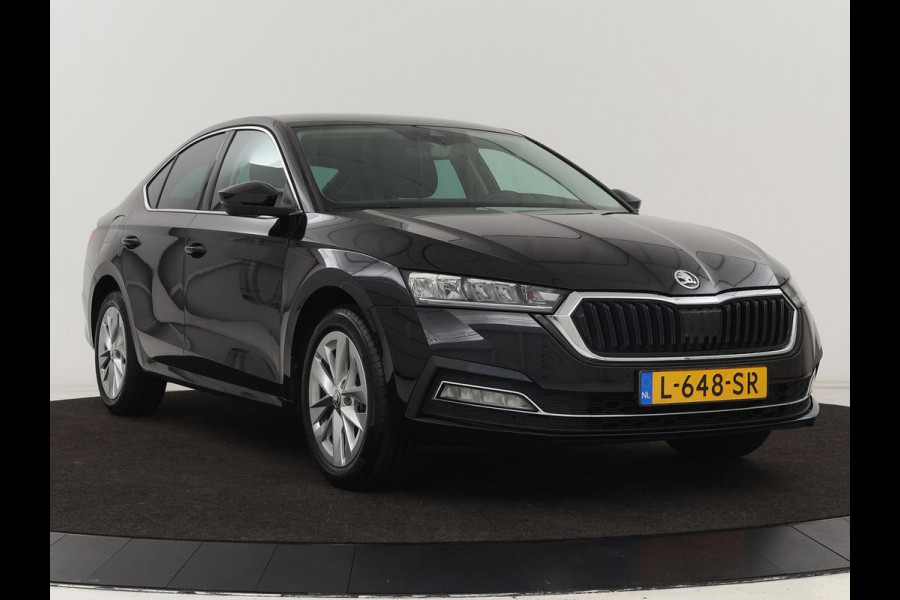 Škoda Octavia 1.0 TSI Business Edition | Camera | Carplay | Navigatie | Full LED | Parkeerhulp | Chrome Pakket | Cruise control | Digital Cockpit | 17'' lichtmetalen velgen