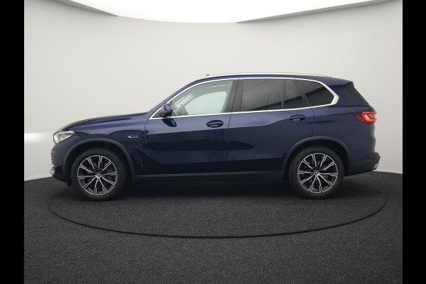 BMW X5 xDrive45e High Executive Plug In Hybrid 395pk Dealer O.H PHEV | Trekhaak Af Fabriek | Panodak | Head Up | Lederen Sportstoelen Memory & Verwarmd | Apple Carplay | Blis | Sfeerverlichting | Navigatie | Virtual | DAB |