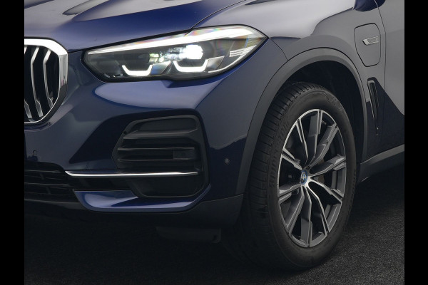 BMW X5 xDrive45e High Executive Plug In Hybrid 395pk Dealer O.H PHEV | Trekhaak Af Fabriek | Panodak | Head Up | Lederen Sportstoelen Memory & Verwarmd | Apple Carplay | Blis | Sfeerverlichting | Navigatie | Virtual | DAB |