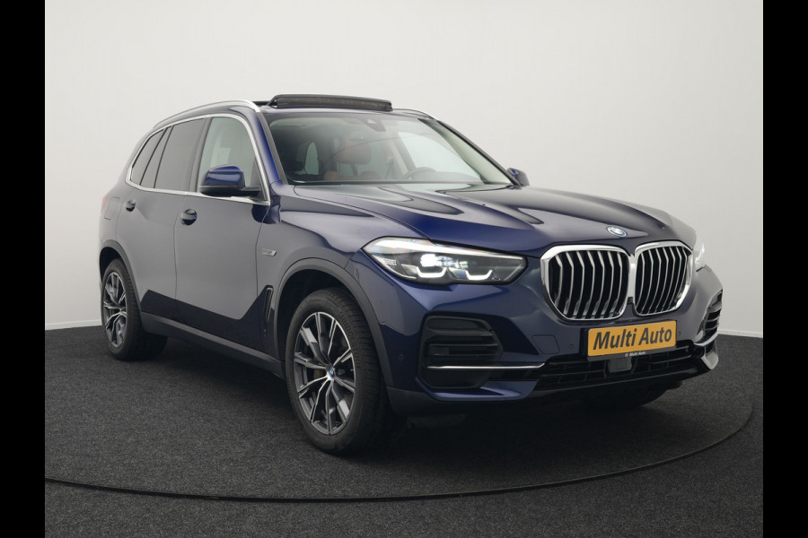 BMW X5 xDrive45e High Executive Plug In Hybrid 395pk Dealer O.H PHEV | Trekhaak Af Fabriek | Panodak | Head Up | Lederen Sportstoelen Memory & Verwarmd | Apple Carplay | Blis | Sfeerverlichting | Navigatie | Virtual | DAB |