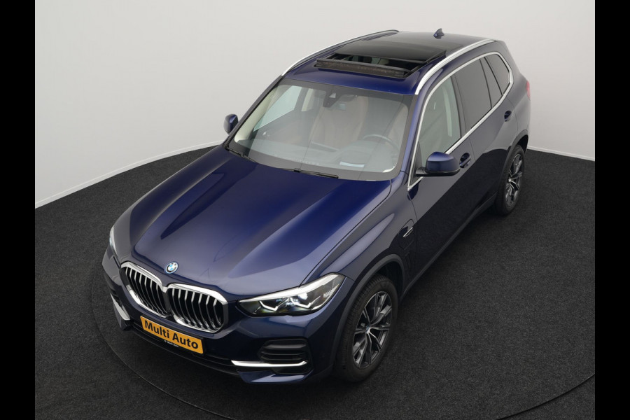 BMW X5 xDrive45e High Executive Plug In Hybrid 395pk Dealer O.H PHEV | Trekhaak Af Fabriek | Panodak | Head Up | Lederen Sportstoelen Memory & Verwarmd | Apple Carplay | Blis | Sfeerverlichting | Navigatie | Virtual | DAB |