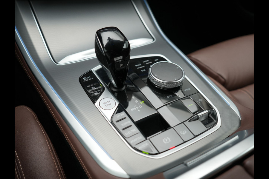 BMW X5 xDrive45e High Executive Plug In Hybrid 395pk Dealer O.H PHEV | Trekhaak Af Fabriek | Panodak | Head Up | Lederen Sportstoelen Memory & Verwarmd | Apple Carplay | Blis | Sfeerverlichting | Navigatie | Virtual | DAB |