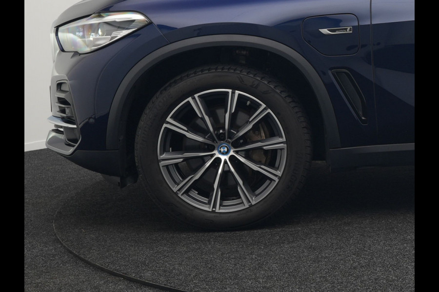 BMW X5 xDrive45e High Executive Plug In Hybrid 395pk Dealer O.H PHEV | Trekhaak Af Fabriek | Panodak | Head Up | Lederen Sportstoelen Memory & Verwarmd | Apple Carplay | Blis | Sfeerverlichting | Navigatie | Virtual | DAB |