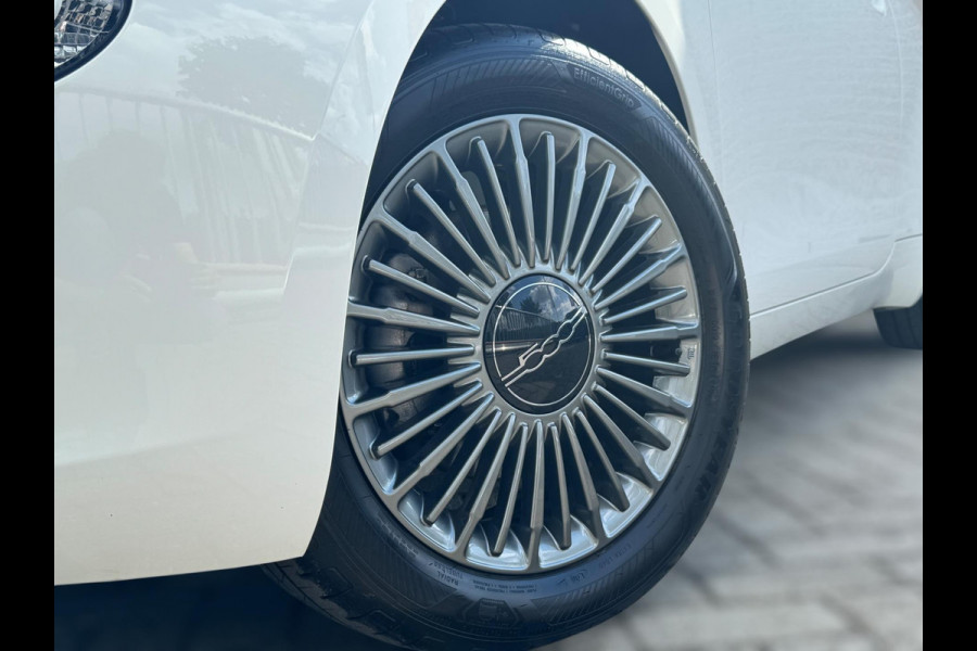 Fiat 500 Icon 42 kWh PDC / CARPLAY / NAVIGATIE / 2x LAADKABELS / CRUISE CONTROL / LMV / WEINIG KM'S / CLIMA