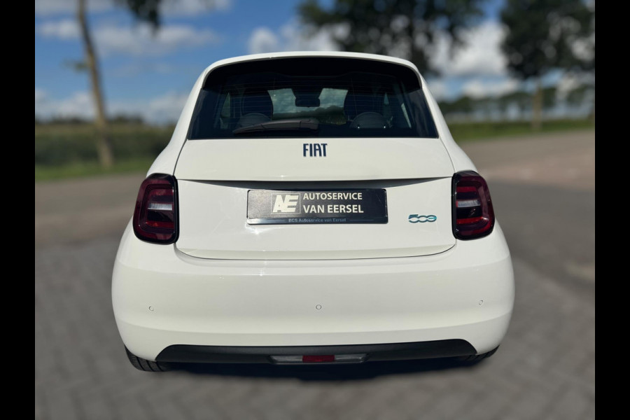 Fiat 500 Icon 42 kWh PDC / CARPLAY / NAVIGATIE / 2x LAADKABELS / CRUISE CONTROL / LMV / WEINIG KM'S / CLIMA