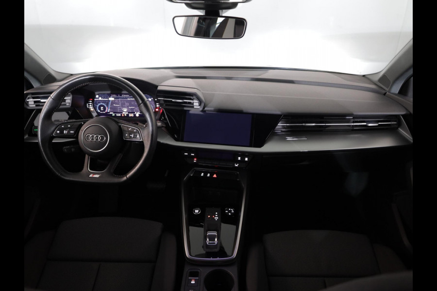 Audi A3 Sportback 30 TFSI Attitude 110 pk S-tronic | Navigatie | Parkeersensoren achter | Autom. airco | Apple Carplay/Android Auto | LED koplampen |