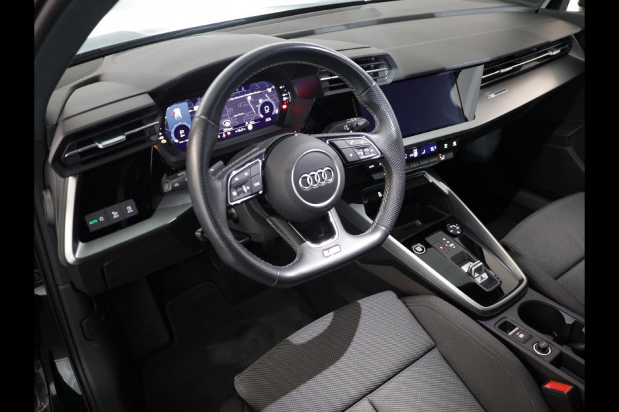 Audi A3 Sportback 30 TFSI Attitude 110 pk S-tronic | Navigatie | Parkeersensoren achter | Autom. airco | Apple Carplay/Android Auto | LED koplampen |