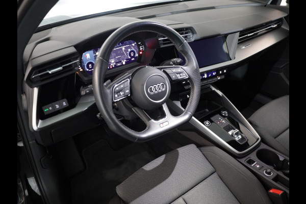 Audi A3 Sportback 30 TFSI Attitude 110 pk S-tronic | Navigatie | Parkeersensoren achter | Autom. airco | Apple Carplay/Android Auto | LED koplampen |