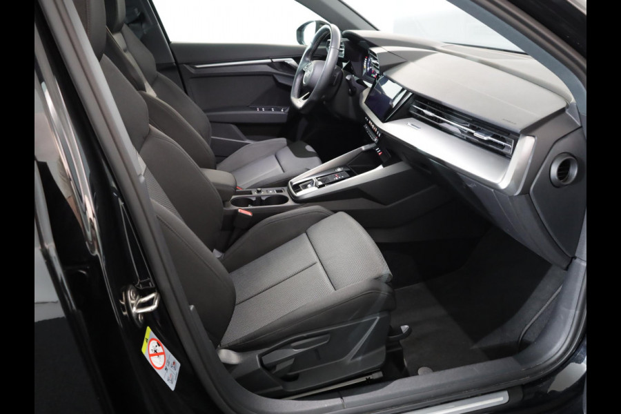 Audi A3 Sportback 30 TFSI Attitude 110 pk S-tronic | Navigatie | Parkeersensoren achter | Autom. airco | Apple Carplay/Android Auto | LED koplampen |