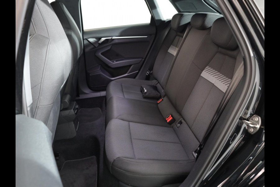 Audi A3 Sportback 30 TFSI Attitude 110 pk S-tronic | Navigatie | Parkeersensoren achter | Autom. airco | Apple Carplay/Android Auto | LED koplampen |