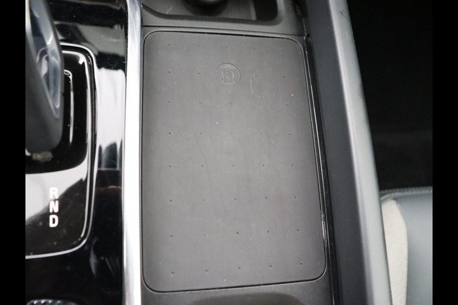 Volvo XC60 2.0 Recharge T8 AWD R-Design | Panoramadak | Trekhaak | Stoel & stuurverwarming | 360 Camera | 21'' | Harman/Kardon | Adaptive cruise | Keyless | Carplay | Memory | PHEV | Plug In