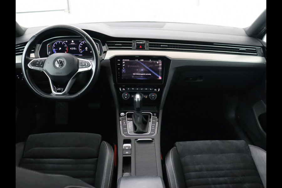 Volkswagen Passat 1.5 TSI R Line | Stoelverwarming | Trekhaak | Camera | Adaptive cruise | Leder/Alcantara | Carplay | Virtual Cockpit | Keyless | Matrix LED | Navigatie