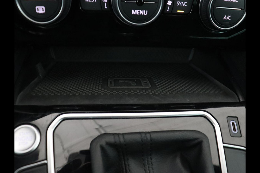 Volkswagen Passat 1.5 TSI R Line | Stoelverwarming | Trekhaak | Camera | Adaptive cruise | Leder/Alcantara | Carplay | Virtual Cockpit | Keyless | Matrix LED | Navigatie