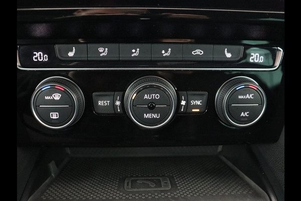 Volkswagen Passat 1.5 TSI R Line | Stoelverwarming | Trekhaak | Camera | Adaptive cruise | Leder/Alcantara | Carplay | Virtual Cockpit | Keyless | Matrix LED | Navigatie
