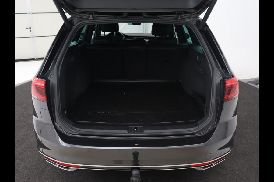 Volkswagen Passat 1.5 TSI R Line | Stoelverwarming | Trekhaak | Camera | Adaptive cruise | Leder/Alcantara | Carplay | Virtual Cockpit | Keyless | Matrix LED | Navigatie