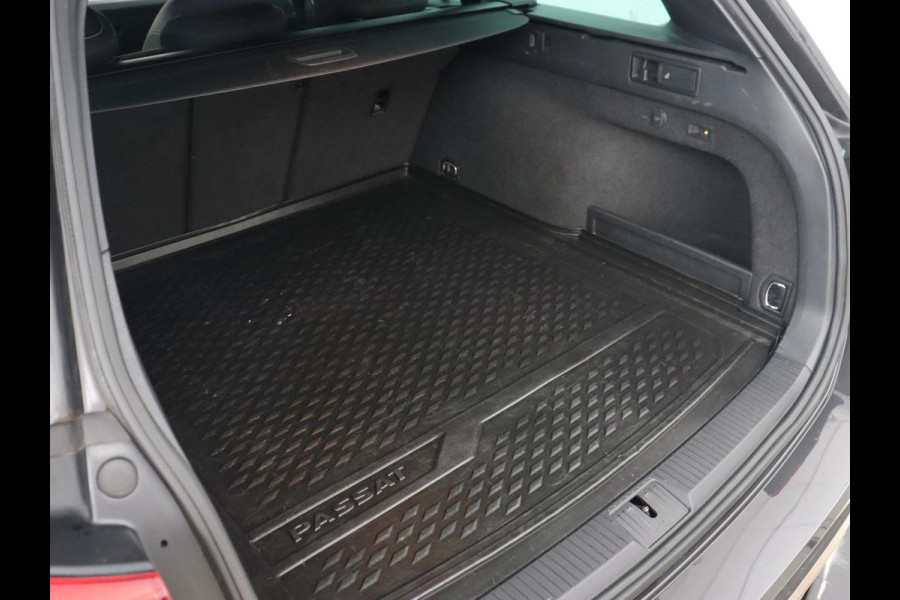 Volkswagen Passat 1.5 TSI R Line | Stoelverwarming | Trekhaak | Camera | Adaptive cruise | Leder/Alcantara | Carplay | Virtual Cockpit | Keyless | Matrix LED | Navigatie