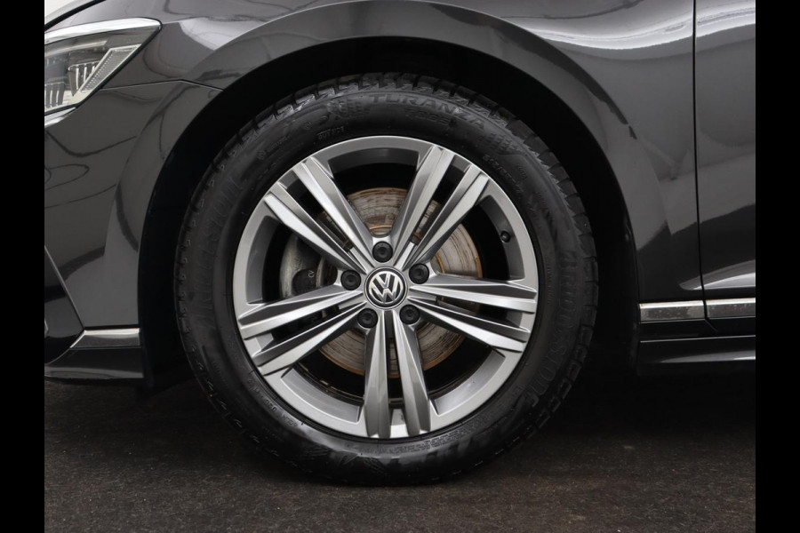 Volkswagen Passat 1.5 TSI R Line | Stoelverwarming | Trekhaak | Camera | Adaptive cruise | Leder/Alcantara | Carplay | Virtual Cockpit | Keyless | Matrix LED | Navigatie