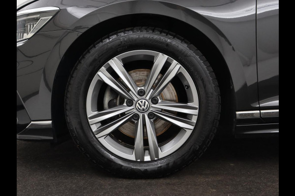 Volkswagen Passat 1.5 TSI R Line | Stoelverwarming | Trekhaak | Camera | Adaptive cruise | Leder/Alcantara | Carplay | Virtual Cockpit | Keyless | Matrix LED | Navigatie