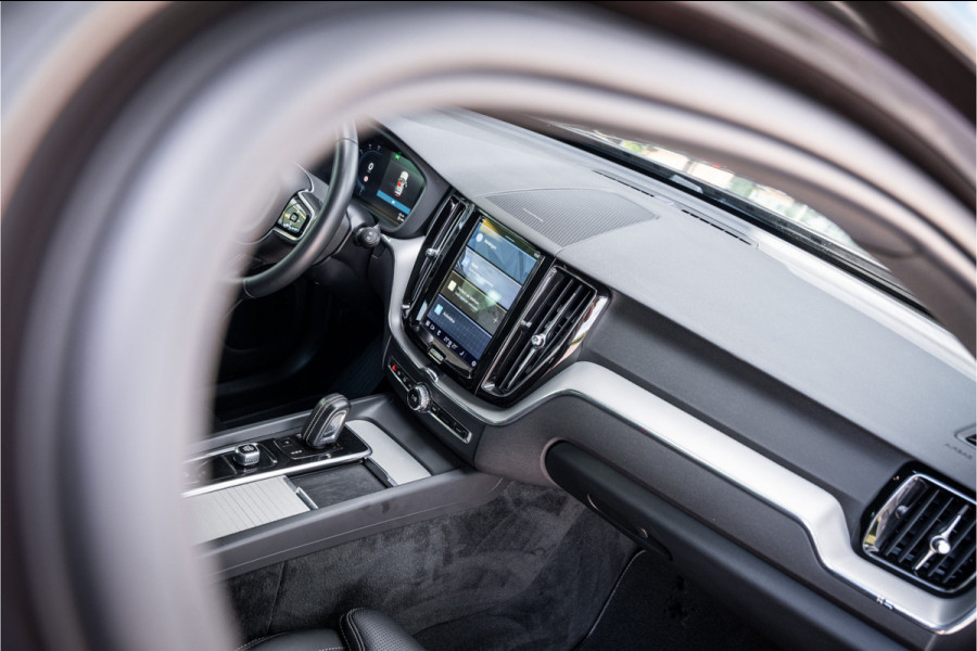 Volvo XC60 2.0 T8 Plug-in hybrid AWD R-Design ** Panodak ** Ventilatie ** Harman/Kardon