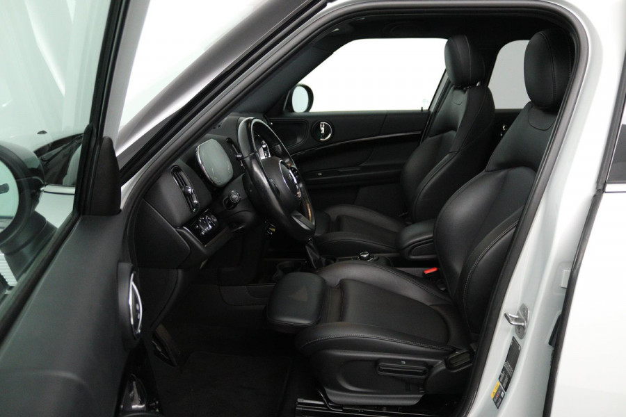 MINI Countryman 2.0 Cooper S E ALL4 Classic (PANORAMADAK, ACHTERUITRIJCAMERA, STOELVERWARMING, NAVIGATIE, LEER, CRUISE)