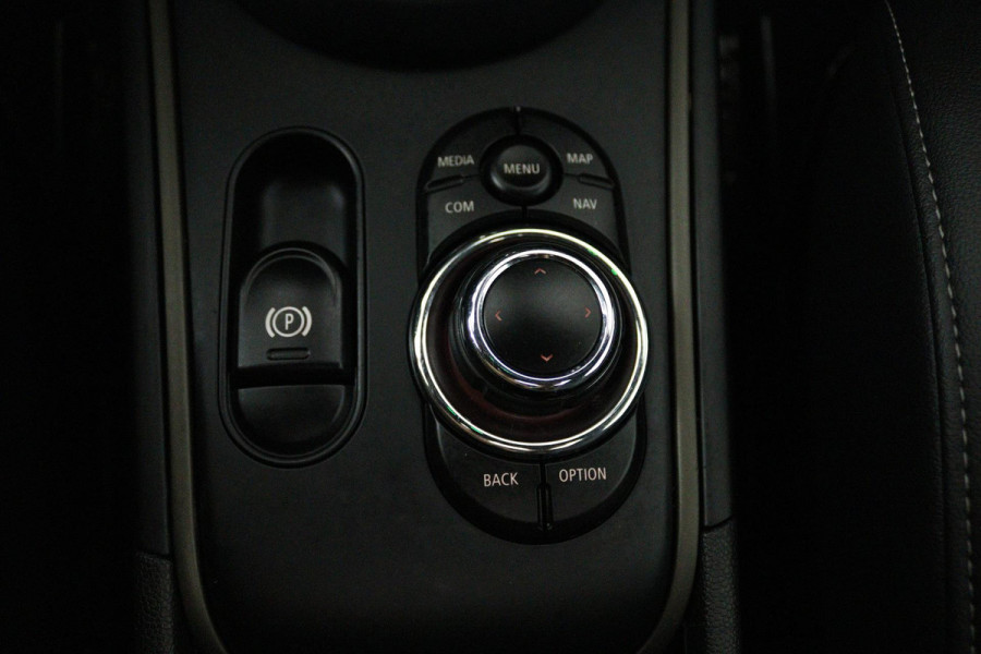 MINI Countryman 2.0 Cooper S E ALL4 Classic (PANORAMADAK, ACHTERUITRIJCAMERA, STOELVERWARMING, NAVIGATIE, LEER, CRUISE)