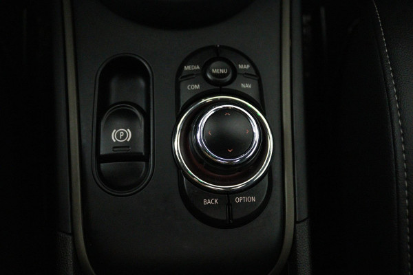 MINI Countryman 2.0 Cooper S E ALL4 Classic (PANORAMADAK, ACHTERUITRIJCAMERA, STOELVERWARMING, NAVIGATIE, LEER, CRUISE)