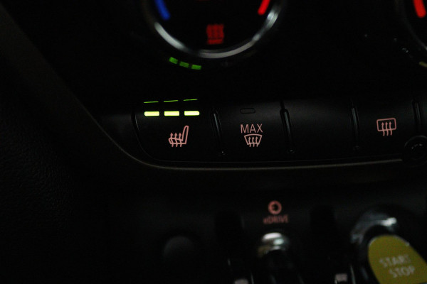 MINI Countryman 2.0 Cooper S E ALL4 Classic (PANORAMADAK, ACHTERUITRIJCAMERA, STOELVERWARMING, NAVIGATIE, LEER, CRUISE)