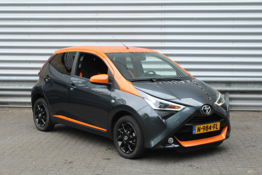 Toyota Aygo 1.0 VVT-i 73pk x-JBL NL-Auto NAP Clima Navi Carplay Camera 15"LMV