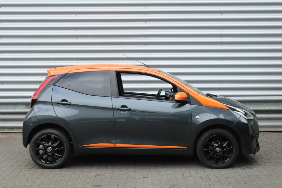 Toyota Aygo 1.0 VVT-i 73pk x-JBL NL-Auto NAP Clima Navi Carplay Camera 15"LMV