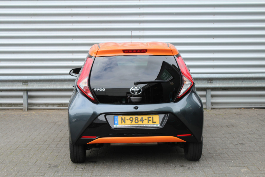Toyota Aygo 1.0 VVT-i 73pk x-JBL NL-Auto NAP Clima Navi Carplay Camera 15"LMV