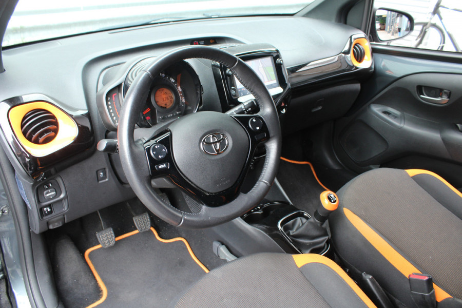 Toyota Aygo 1.0 VVT-i 73pk x-JBL NL-Auto NAP Clima Navi Carplay Camera 15"LMV