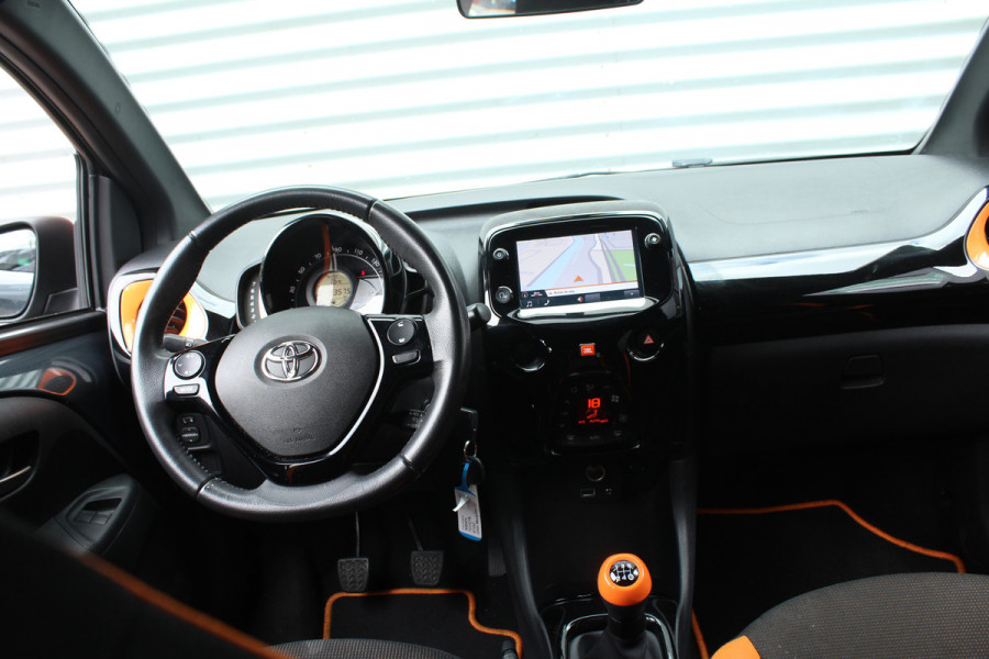 Toyota Aygo 1.0 VVT-i 73pk x-JBL NL-Auto NAP Clima Navi Carplay Camera 15"LMV