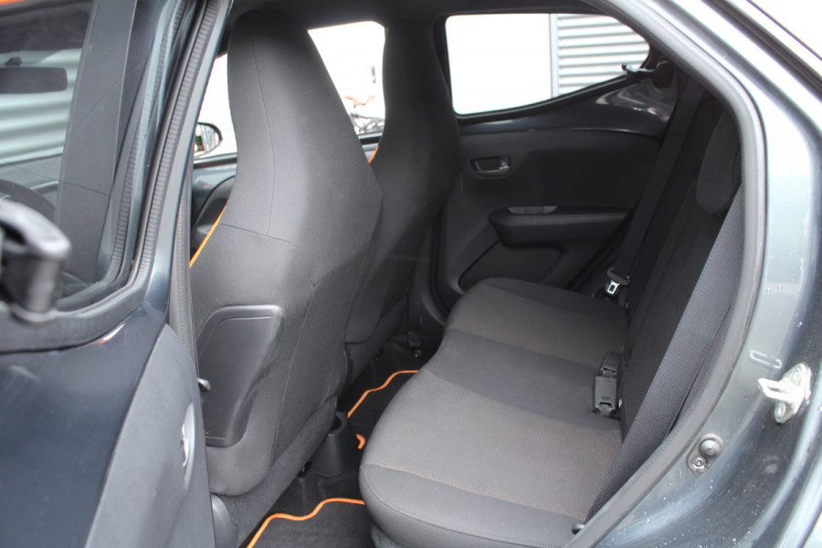 Toyota Aygo 1.0 VVT-i 73pk x-JBL NL-Auto NAP Clima Navi Carplay Camera 15"LMV