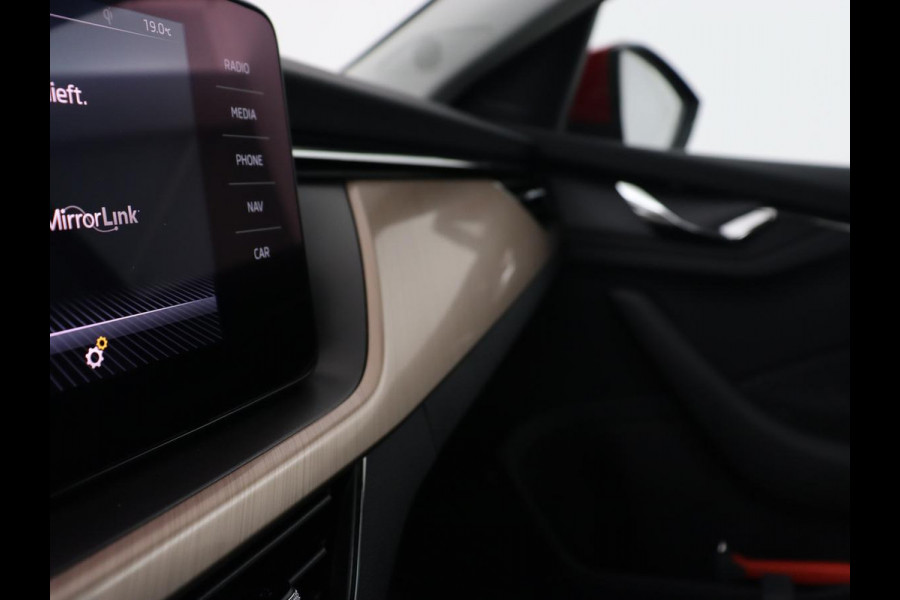 Škoda Kamiq 1.0 TSI Business Edition | Panoramadak | Trekhaak | Stoelverwarming | Virtual Cockpit | Carplay | Climate control | Keyless | Cruise control | Full LED | Getint glas