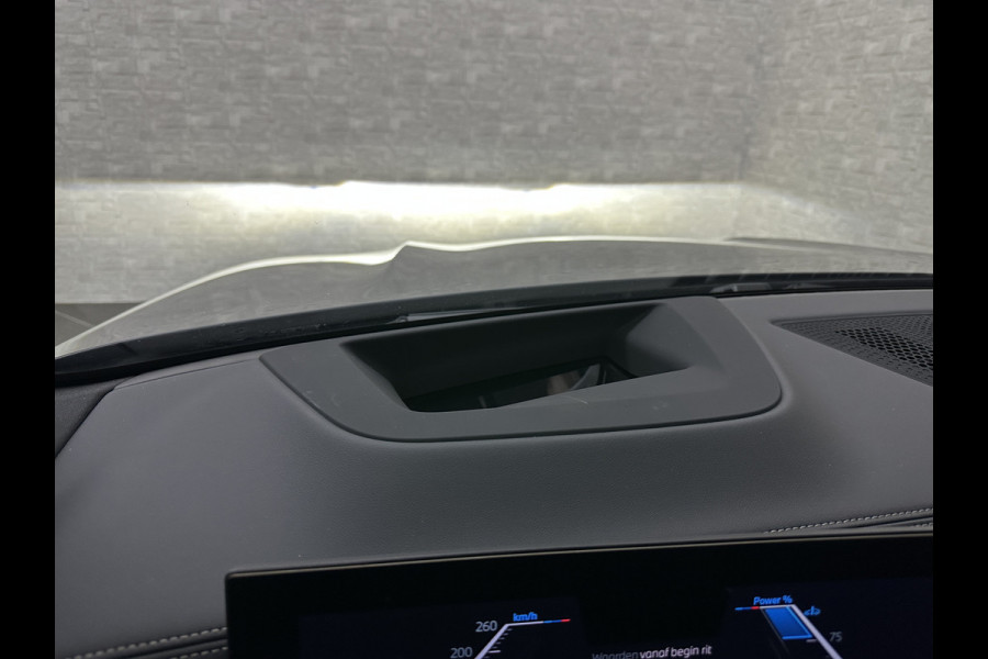 BMW X5 50e M-Performance Seats | M-Sport Pro | 360 Camera | Soft-Close | Panorama | Indiv. Leder | 4-Zone Clima | Stoelventilatie | Head-Up | Harman-Kardon | Keyless-Entry | Memory | M-Gordels | Stuurverwarming | Stoelverwarming V+A | Zonwering | Parfumering | Iso-Glas | Iconic-Glow | Beker Koeling & Verwarming | Standkachel | Carplay |