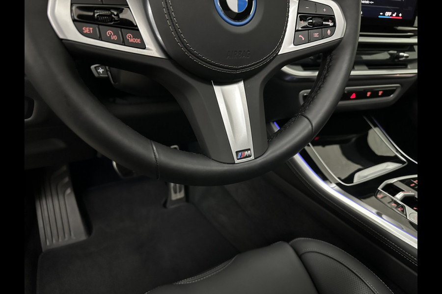 BMW X5 50e M-Performance Seats | M-Sport Pro | 360 Camera | Soft-Close | Panorama | Indiv. Leder | 4-Zone Clima | Stoelventilatie | Head-Up | Harman-Kardon | Keyless-Entry | Memory | M-Gordels | Stuurverwarming | Stoelverwarming V+A | Zonwering | Parfumering | Iso-Glas | Iconic-Glow | Beker Koeling & Verwarming | Standkachel | Carplay |